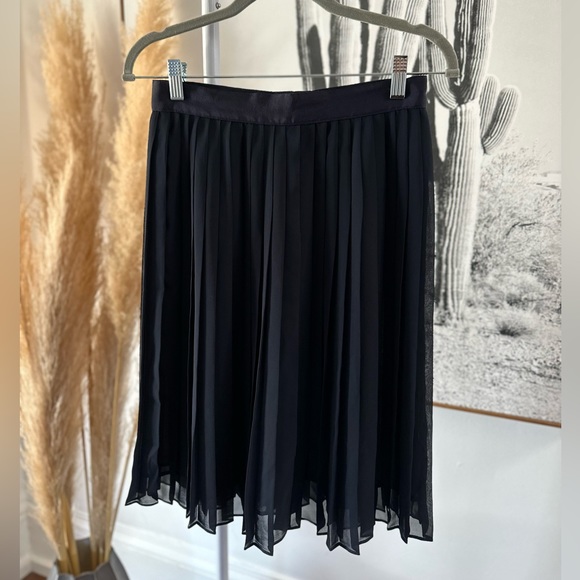 Dark navy, pleated skirt from Club Monaco. Just around knee length. - Picture 6 of 7